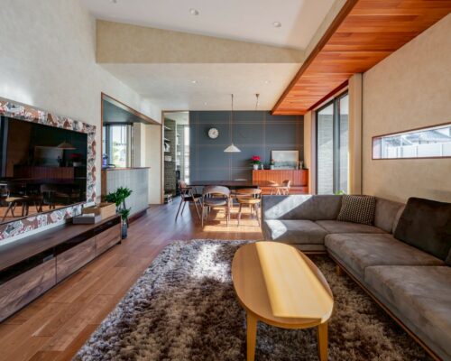 【ブラックチェリーが映える家】-大好きな家具に囲まれて-