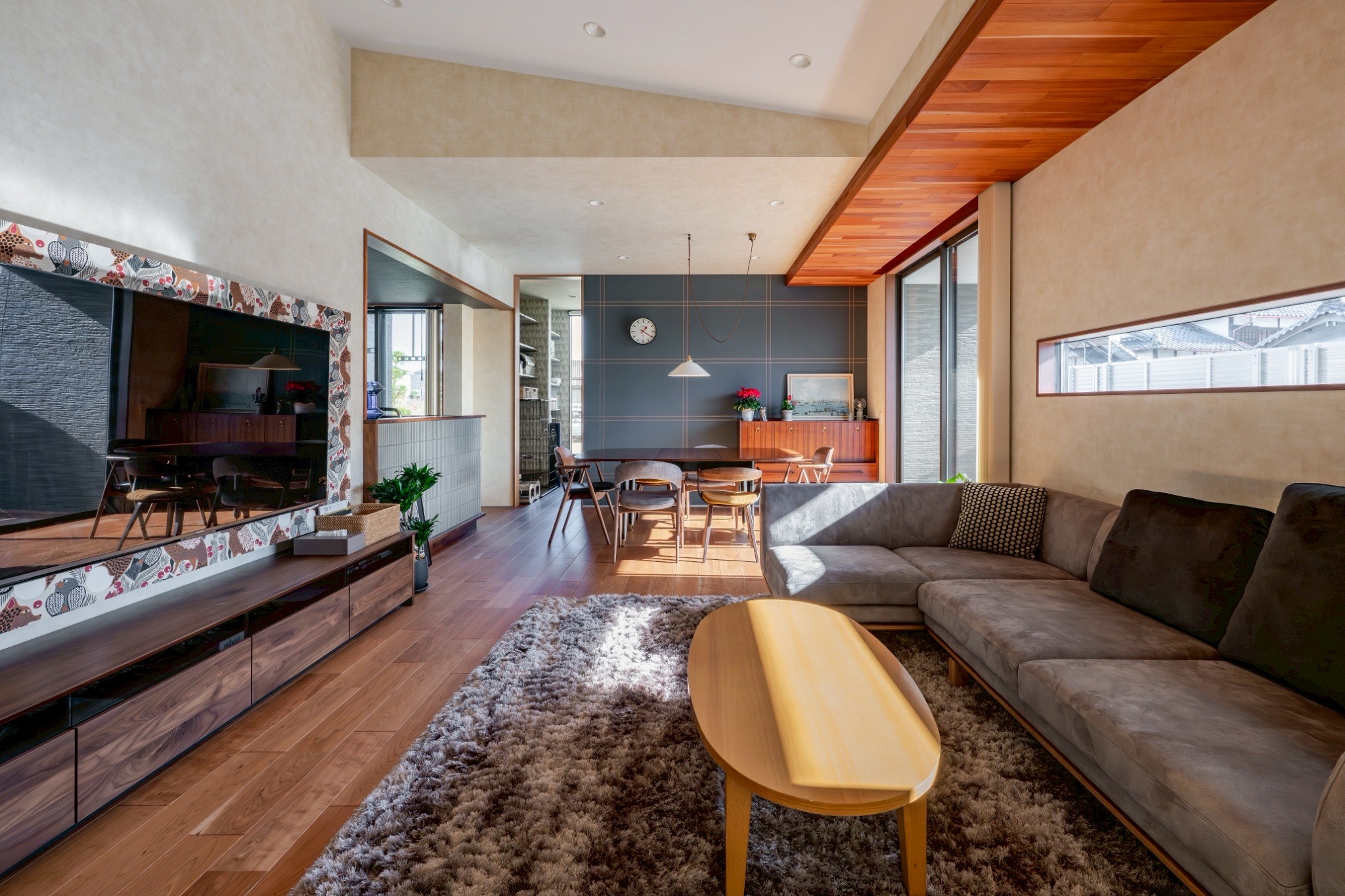 【ブラックチェリーが映える家】-大好きな家具に囲まれて-