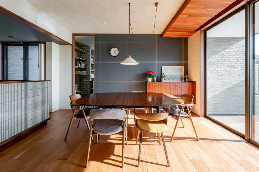 【ブラックチェリーが映える家】-大好きな家具に囲まれて-の施工事例写真02