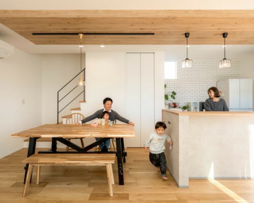 【自然光が降り注ぐ明るい家】-ナチュラルカラーとガラス玉照明のある空間-