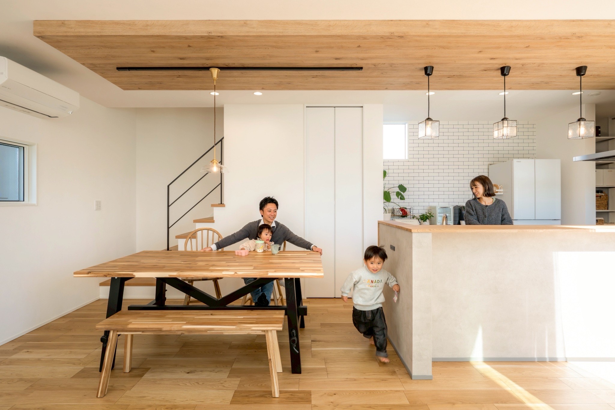 【自然光が降り注ぐ明るい家】-ナチュラルカラーとガラス玉照明のある空間-