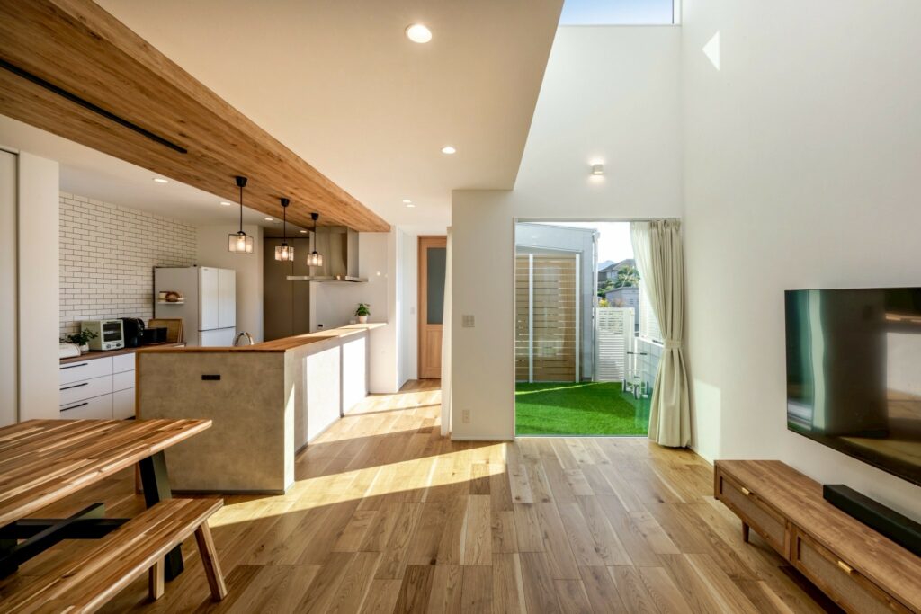 【自然光が降り注ぐ明るい家】-ナチュラルカラーとガラス玉照明のある空間-の施工事例写真03