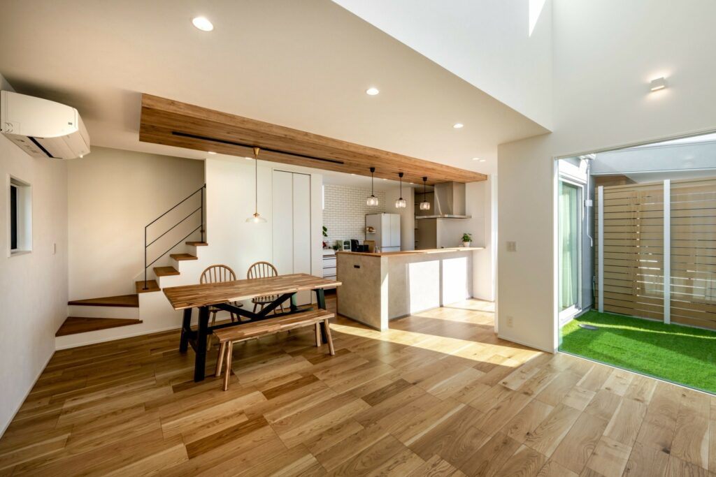 【自然光が降り注ぐ明るい家】-ナチュラルカラーとガラス玉照明のある空間-の施工事例写真04